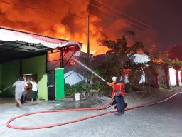 Gudang Springbed Menganti Gresik Terbakar