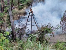 Sumur Minyak Tradisional di Desa Wonocolo Bojonegoro Terbakar