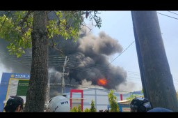 Pabrik Spare Part Lamongan Dilalap Api Petugas Damkar Masih Berjibaku Padamkan