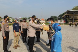 Polresta Sidoarjo dan PT Siantar TOP Salurkan APD dan Masker ke RS