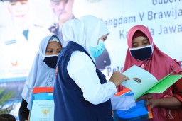 Gubernur Khofifah Minta Bupati dan Wali Kota Kawal Sensus Offline