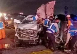 Brakkkk! Tiga Orang Tewas, Insiden Tabrakan Innova v Truk Muatan Kayu di Tol Sumo