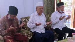Sowan ke Pesantren Mbah Moen, Pasangan Setia-Negara Dapat Ijazah Doa