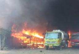 Duaarrr 7 Truk Berisi Bahan Kimia di Margomulyo Surabaya Meledak