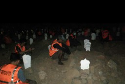 Tak Pakai Masker, Warga Sidoarjo Dihukum Ngaji di Kuburan