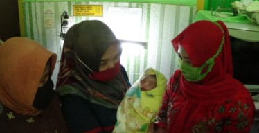 Bayi Dalam Kardus Ditemukan Pencari Rumput di Belakang Puskesmas Gapura Sumenep