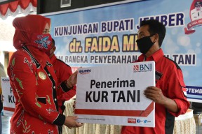 Bupati Jember Faida Serahkan 1.855 Kartu Tani di Empat Desa