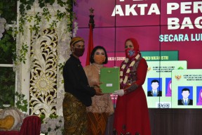 Bupati Faida 'Mantu' Nikahkan 836 Warganya Secara Online