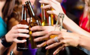 Enak-enak Pesta Miras di Alun-alun Kraksaan, Dua Cowok Satu Cewek Diamankan Satpol PP