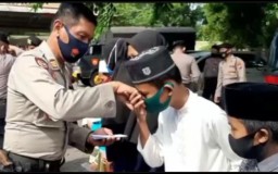 Jumat Barokah, Kasat Sabara Polres Pasuruan Terjun Langsung Santuni Anak Yatim