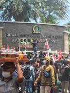 Tolak Omnibus Law, DPRD Banyuwangi Dijual