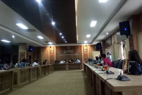Beberapa Kali Dibubarkan saat Pentas, Biduan Probolinggo ini Menangis di Hadapan Anggota Dewan