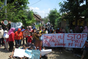 Pembangunan Superblok Mutiara City Sidoarjo Ditentang Warga, Akses Jalan Truk Pengangkut Sirtu Diblokir