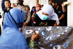 Gubernur Khofifah Maniak Batik, Koleksinya Tak Terhitung Lagi
