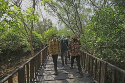 Tamu Asing Heran Dengan Mangrove Wonorejo, Begini Komentarnya