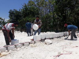 Setelah Diserobot PT KMB, Warga Pagari Tanahnya Dengan Batu