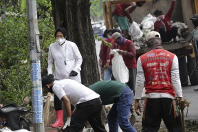 Wali Kota Risma Pimpin Pengerukan Sampah di 6 Titik Dapat Hasil 26 Dump Truk