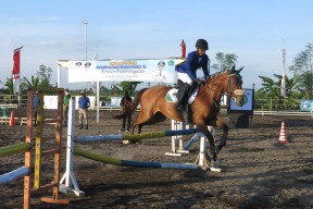 Khofifah Resmikan Wisata Edukasi Sekolah Berkuda di Tanggulangin