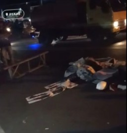 Digasak Dump Truck, Buruh Mie Sedaap Wassalam