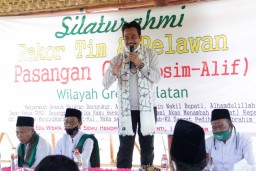 Pak Qosim dinobatkan Jadi "Bapaknya" Warga Gresik Selatan