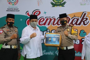 Satlantas Bojonegoro Bagikan Masker Untuk Peringati Hari Santri