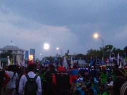 Ribuan Buruh dan Mahasiswa Tolak Omnibus Law Nyari Gubernur, Khofifah Tak Muncul