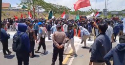 BREAKING NEWS : Hindari Suramadu, Ada Ratusan Mahasiswa Bangkalan Blokade Akses Jembatan