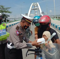 Rayakan Sumpah Pemuda, Polisi dan Klub Motor Bojonegoro Bagi-bagi Bunga di Adipura