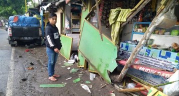 Truk Belok Kanan Mendadak, Warung dan Motor di Jombang Hancur Berantakan