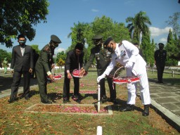Plt Bupati Jember 'Nyekar' di TMP Bareng Dandim