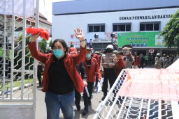 Demo Depan DPRD Kota Sidoarjo Diwarnai Aksi Lempar Batu