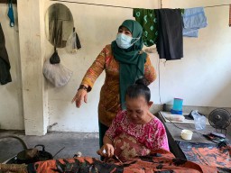 Majukan Produk Asli Sidoarjo, Dwi Astutik Peduli UMKM Batik