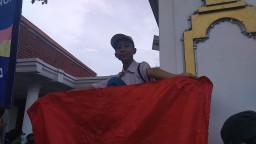 Tolak Omnimbus Law, Ratusan Pelajar STM Jebol Pagar Grahadi Surabaya