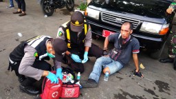 Tidak Bertemu Gubernur Jatim, Massa Lempar Batu, Petugas Lempar Gas Air Mata