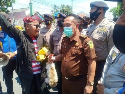 Kejaksaan Pamekasan Didemo, Massa Berikan Bebek dan Obat Anti Masuk Angin