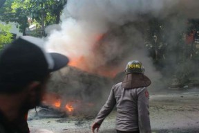 Ditembak Gas Air Mata, Pendemo Omnimbus Law di Malang Bakar Mobil Satpol