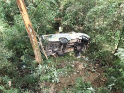 Pikap Isi 15 Orang Terguling, Dua Penumpang Tewas