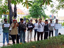 Protes PDAM Bangkalan, Puluhan Warga Pocong Marah dan Berunjukrasa