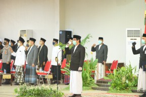 Plt Bupati Jember Serahkan Apresiasi Untuk Santri Berprestasi