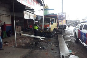 Sopir Truk Asal Gresik Seruduk Motor Pengendaranya Tewas Lalu Tabrak Bengkel Pemiliknya Tewas
