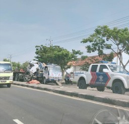 Truk Tabrak Truk di Lamongan, Keduanya Rusak Parah