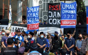 Pengurus Yayasan Arema Bertemu di Depan Gedung DPRD