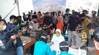 Ringankan Beban Warga, PWI Lamongan Bagikan Sembako dan Gelar Pengobatan Gratis