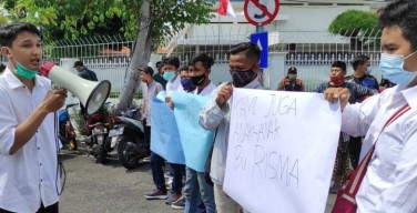 Emaknya Dilaporkan, Anak-anak Risma Tak Terima