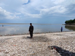 Air Laut Masuk Rumah Warga Akibat Gelombang Tinggi, Usai Subuh Risma Langsung ‘Lari’ ke Kenjeran