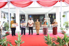 Disambati Modin, Wali Kota Risma Gercep Desain dan Jahitkan APD Covid-19