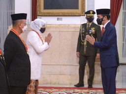 Dianugerahi Bintang Mahaputra Utama, Khofifah Persembahkan Untuk Rakyat Jatim