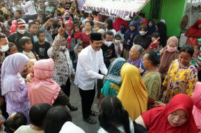 Keliling Kampung Nelayan di Lumpur, Pak Qosim Sampaikan Program BPJS Gratis