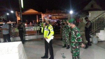 Tetap Gelar Operasi Penegakkan Prokes Covid-19, Setiap Malming Petugas Gabungan Keliling Tempat Keramaian di Gresik