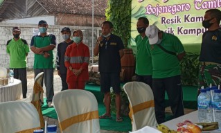 Bercelana Pendek dan Bersandal Jepit, Wabup Bojonegoro Kerja Bakti di Mojokampung